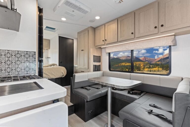 캐나다 밴쿠버 캠핑카 렌트 예약하고 여행 즐기기 (feat. CanaDream RV, iNDiE Campers, RVezy) - 2025편 8 CompactMotorhome-MHC_Interior_006